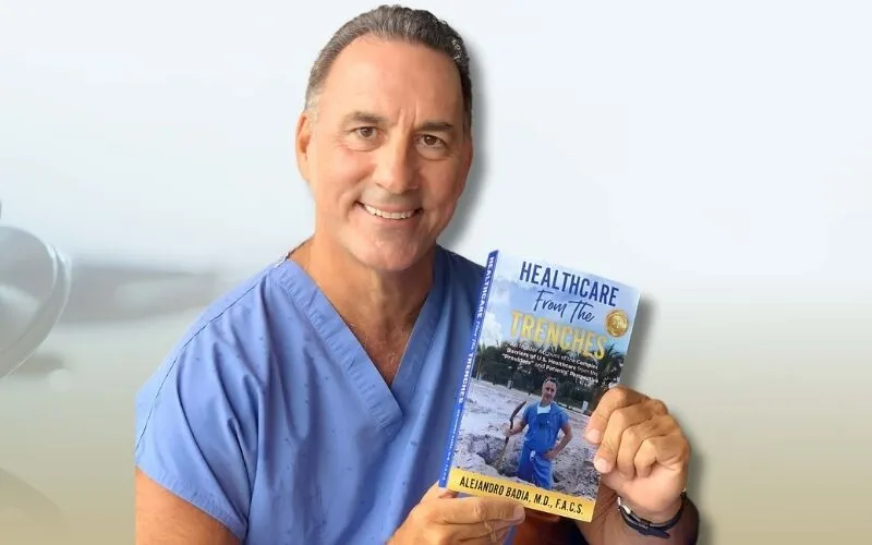 El Dr. Alejandro Badia con su libro Healthcare from the Trenches