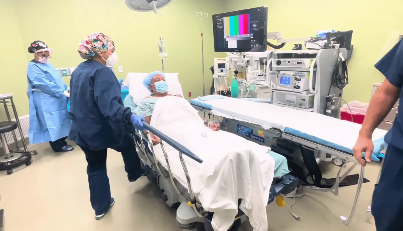 Quirófano durante un procedimiento de pulgar